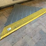 Geperforeerde metalen oprijplaat / laadbrug, geel/grijs, geperforeerd