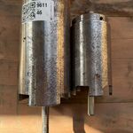 2x Cilindrische machineonderdelen, metaalkleur, Bewerkte flenzen – ver