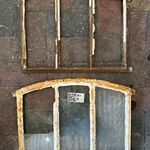 2x Boogvormige stalraamframes, Historisch, wit/roest, 48 cm breed; 30-