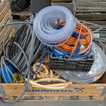 Partij elektrische kabels, mantelbuizenen kunststof leidingen