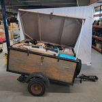 Aanhangwagen met diverse retour-artikelen