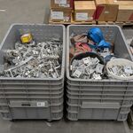 Partij zonnepaneelbeugels, in 2x verrijdbare palletbox