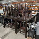 Partij donkerhouten bartafels met bijpassende krukken en stoelen