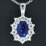 Witgouden entourage hanger met diamanten en saffier (excl. ketting)