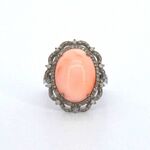 Unieke ring met diamanten en centraal koraal