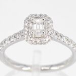 Witgouden entourage ring met briljant en baguette geslepen diamant