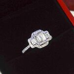 Witgouden trinity ring met een grote emerald cut diamant