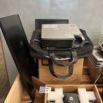 5x Kantoor artikelen w.o. projector, postbak, beeldscherm W.o. Mitsubi