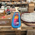 Partij woonaccessoires w.o.  wanddecoratie Miami, opbergmand, bureaula
