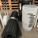 33x Schoonmaakartikelen w.o. rubberen ringmat, emmers, deksels