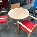 Design tafel met 3 stoelen en 6 krukken