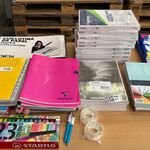 Partij kantoor- en schoolartikelen w.o. schriften, lamineerhoezen, pap