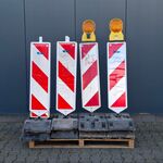 7x Verkeersbaken en 8x kunststof voet