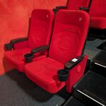 Set van 2 bioscoopstoelen met bekerhouders