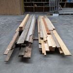 Partij diverse houten balken en planken
