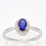 Witgouden entourage ring met diamanten en saffier