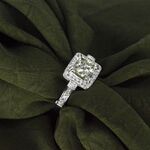 Witgouden ring met natuurlijke diamanten waarvan een grote Radiant ges