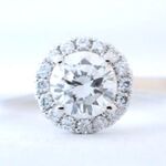 Witgouden entourage ring met diamanten en centraal een 0.50 carat diam