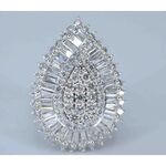 Exclusieve witgouden druppelvormige entourage ring met diamanten