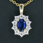 Gouden entourage hanger met diamanten en saffier (excl. ketting)