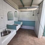 Partij Trespa interieur delen van sanitairgebouw, grijs en groen