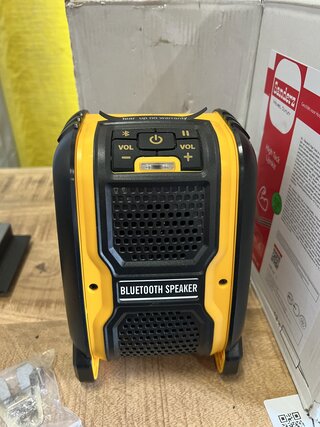 Bluetooth speaker set, SanderZ, 2x 18v 4aH, Geel dwlt lijn, 2025