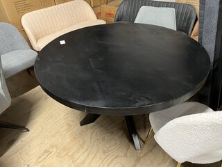Eettafel mangohout rond 130, SanderZ, 2025