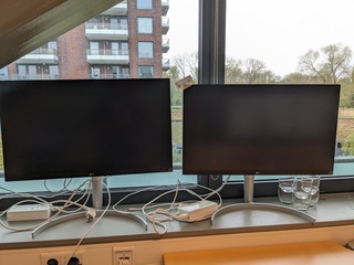2x Beeldscherm, LG, 27UK850-W, 2018 | locatie Amsterdam