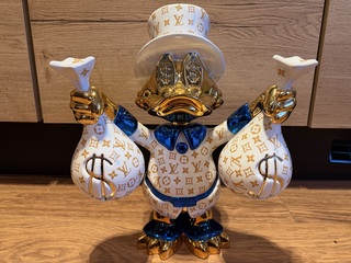 Dagobert Duck sculptuur, Lior24