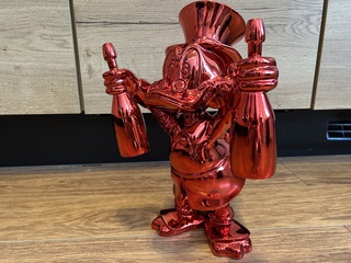 Dagobert Duck beeld, Lior24, Rood