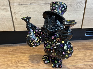 Dagobert Duck beeld, Lior24, Zwart