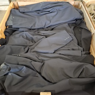 Partij regenjassen, rokken, broeken en diverse kleding