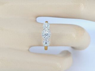 Gouden ring met drie chatons van diamanten 0.75 carat