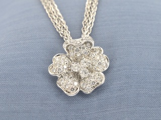 Ketting met diamanten in bloemvorm