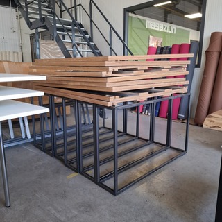 3x Bureau met stalen onderframe