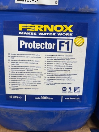 2x jerrycan en fles Cleaner en protector Fernox, Protector F1 en Clean