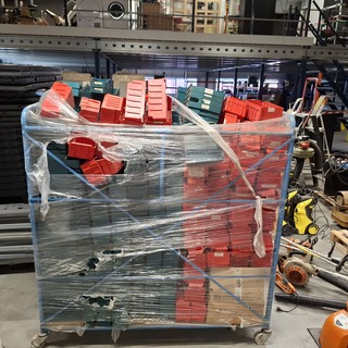 Partij stapelbakken in transportkar