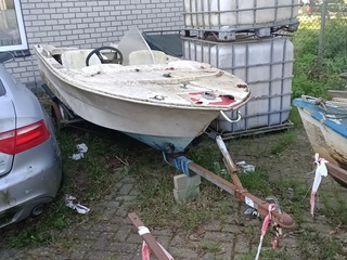 (Locatie Heeg) Speedboot op boottrailer