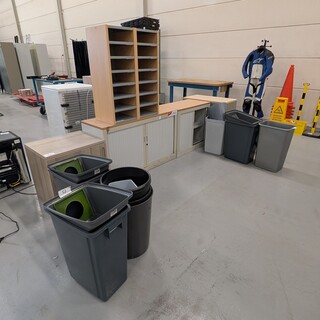 Divers kantoormeubilair