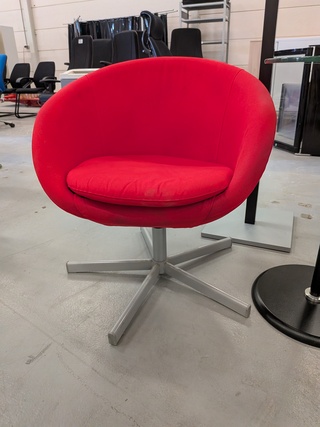 2x Ontvangststoel met bijzettafel en 2x kapstok