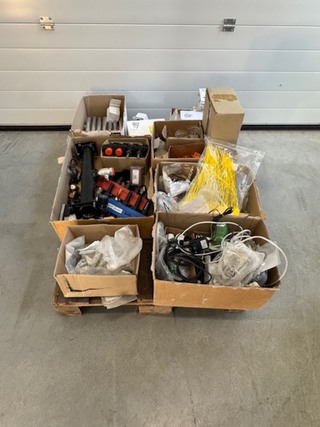 Partij divers installatiemateriaal