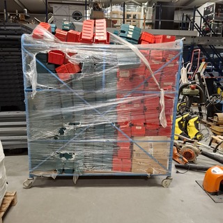 Partij stapelbakken in transportkar