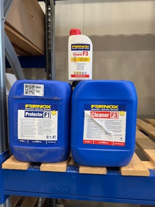 2x jerrycan en fles Cleaner en protector Fernox, Protector F1 en Clean