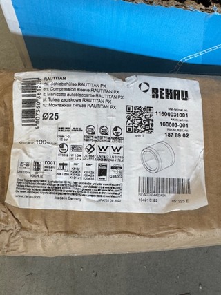 Partij perskoppelingen en schuifhulzen Rehau, Rautitan en Rautherm