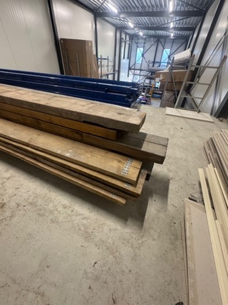 9x Houten balk en 4x steigerplank