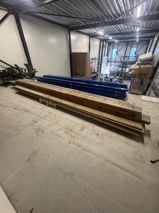 9x Houten balk en 4x steigerplank