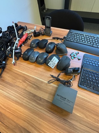 Partij Draadloze toetsenborden, muizen en HDMI kabels Logitech en HP