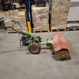 Werktuigdrager met veegborstel, Jolly Eurogarden