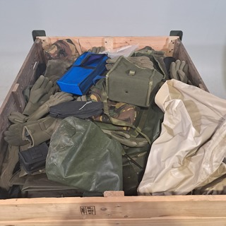 Diverse tassen, foudraals en handschoenen