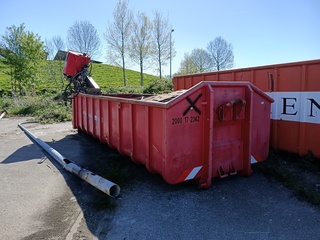 Haakarm afzetcontainer, Gevuld met oud ijzer
